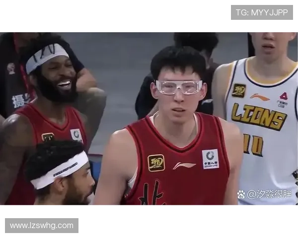 布朗替补席观北京球迷激情表现 许利民被喊下课心态焦虑左顾右盼